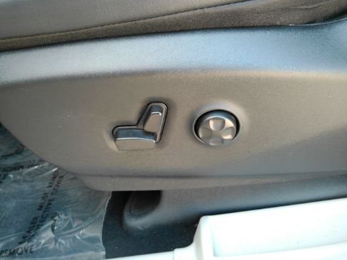 Used 2024 Chrysler Pacifica Limited FWD image 15