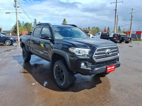 Used 2017 Toyota Tacoma TRD Off-Road AWD/4WD image 8