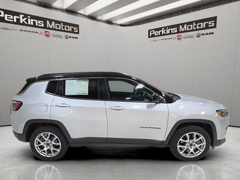 Certified 2025 Jeep Compass Limited AWD/4WD image 4