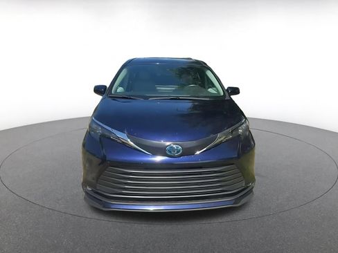 Used 2025 Toyota Sienna XLE FWD image 4