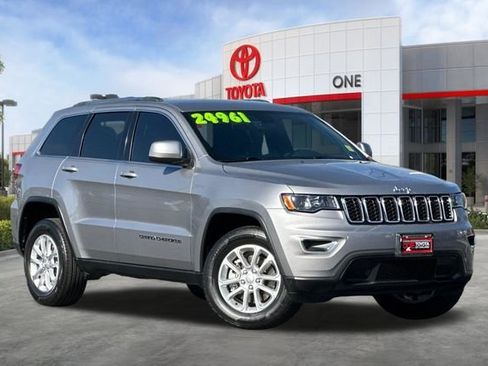 Used 2021 Jeep Grand Cherokee Laredo image 2