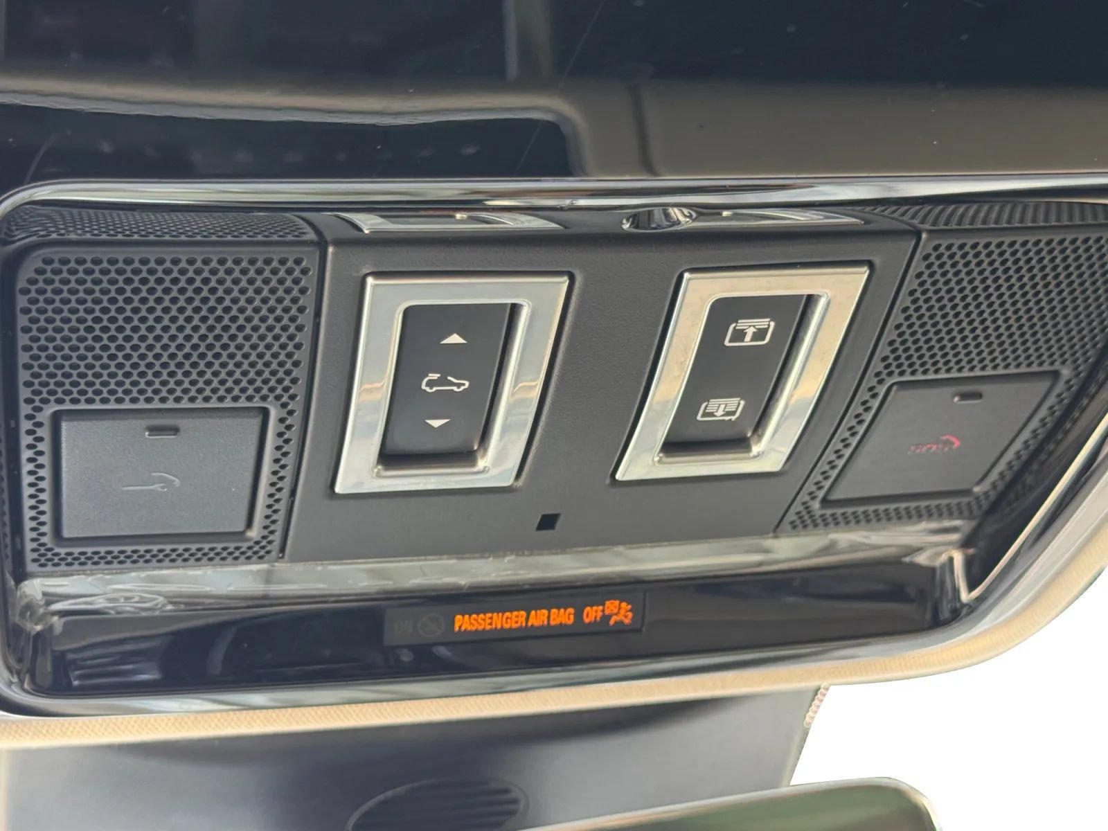 Used 2018 Land Rover Range Rover Sport HSE AWD/4WD image 40
