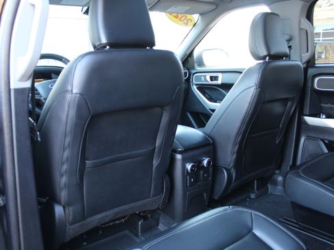 Used 2022 Ford Explorer XLT w/ Equipment Group 202A image 12