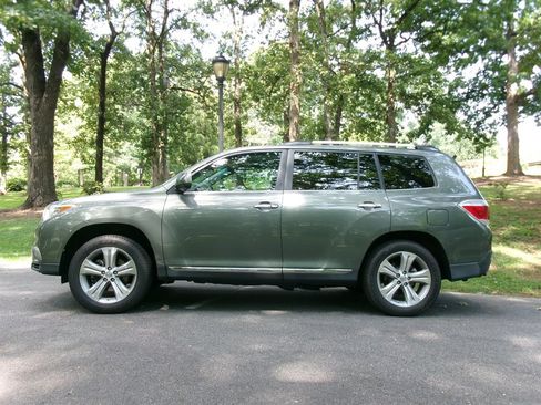 Used 2012 Toyota Highlander Limited w/ Tow Pkg FWD image 8