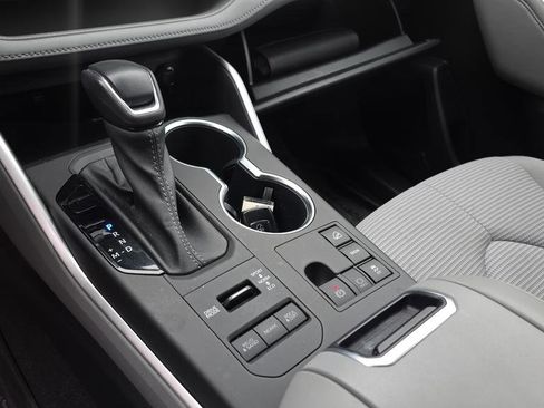 Used 2023 Toyota Highlander LE image 27