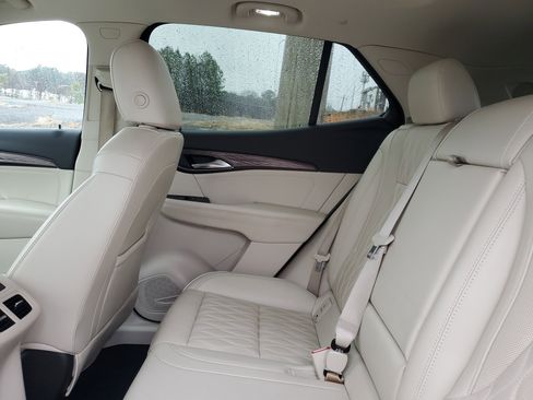 Used 2022 Buick Envision Avenir w/ Technology Package II image 9