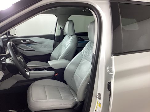 Used 2025 Ford Explorer Platinum w/ Ultimate Package AWD/4WD image 17