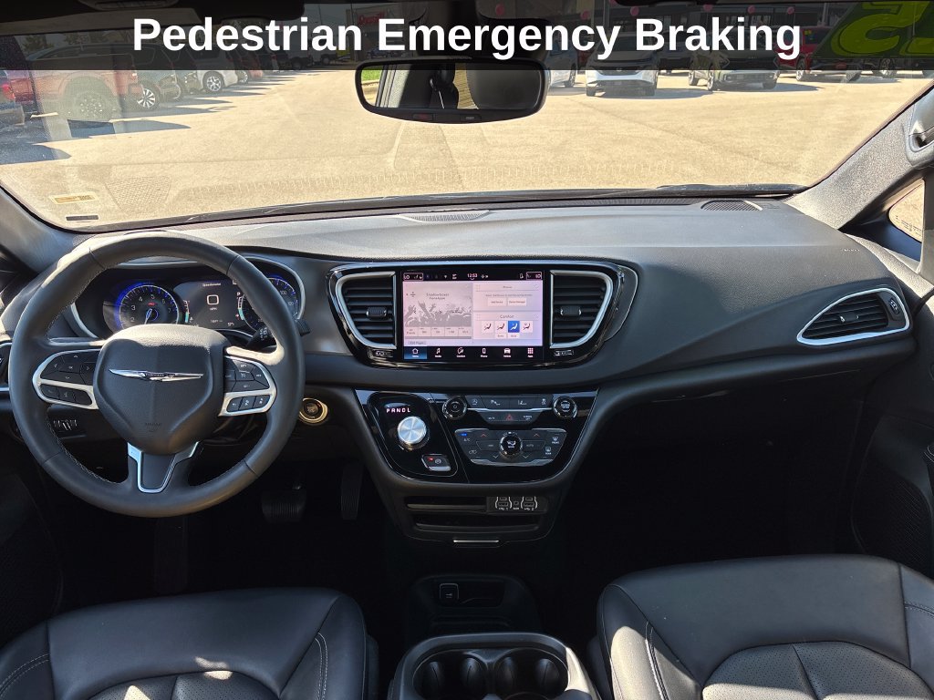 Used 2025 Chrysler Pacifica Select FWD image 18