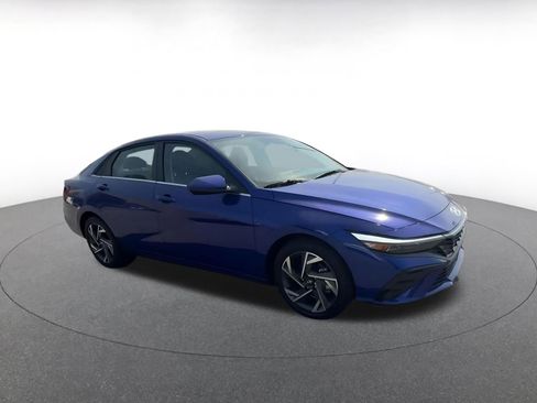 Used 2025 Hyundai Elantra SEL image 2