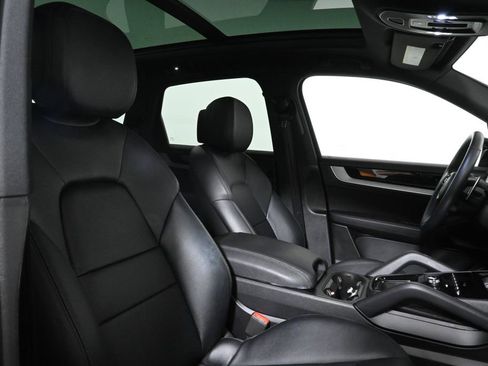 Used 2025 Porsche Cayenne AWD/4WD image 35