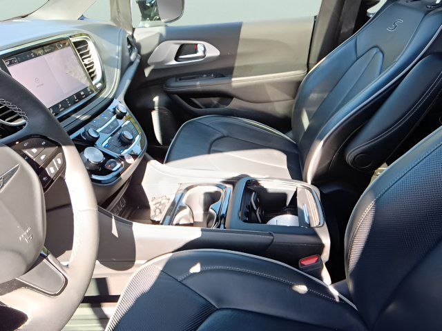 Used 2025 Chrysler Pacifica Limited FWD image 12