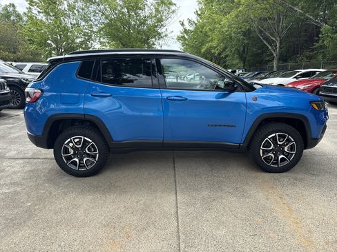 Used 2025 Jeep Compass Trailhawk AWD/4WD image 8