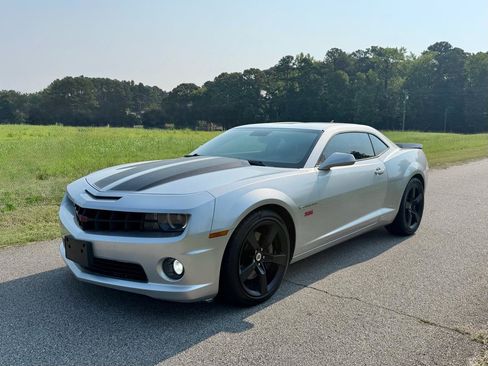 Used 2010 Chevrolet Camaro SS w/ RS Package RWD image 3