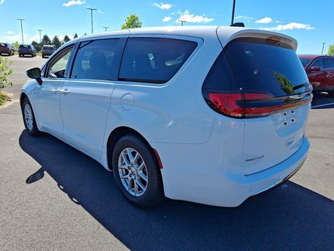 Used 2023 Chrysler Pacifica Touring-L FWD image 5