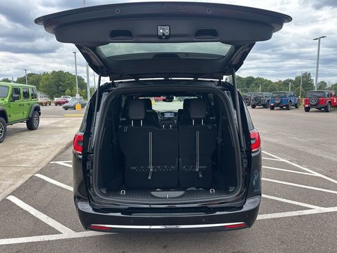 New 2026 Chrysler Pacifica Select FWD image 8