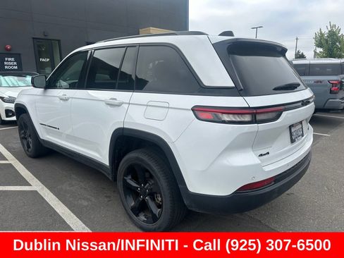Used 2023 Jeep Grand Cherokee Limited w/ Black Appearance Package AWD/4WD image 4