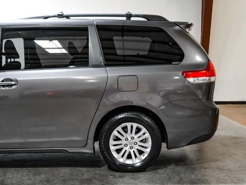 Used 2013 Toyota Sienna XLE image 17