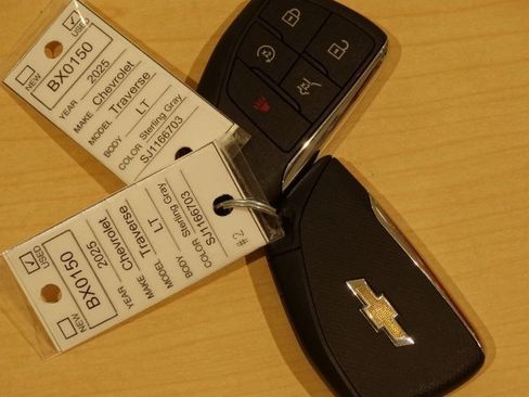 Used 2025 Chevrolet Traverse LT image 39