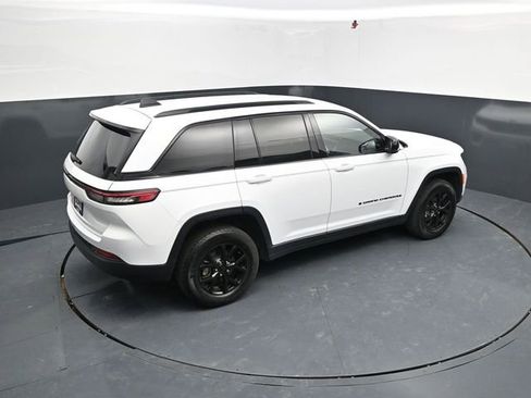 Used 2025 Jeep Grand Cherokee Altitude AWD/4WD image 41