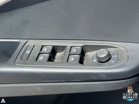 Used 2025 Volkswagen Taos SE AWD/4WD image 17