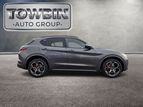 Used 2023 Alfa Romeo Stelvio Ti image 3