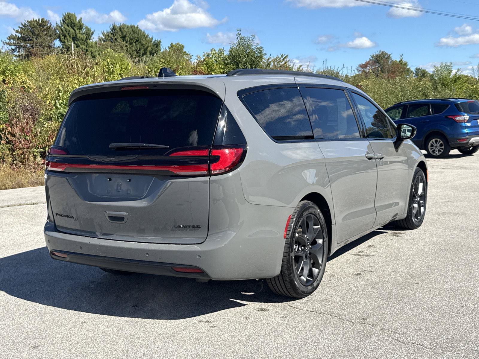 Used 2025 Chrysler Pacifica Limited FWD image 9