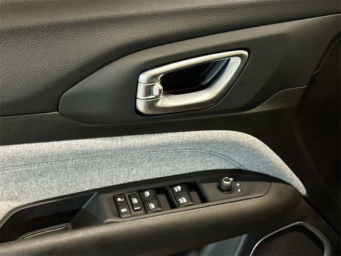 Used 2025 Jeep Compass Latitude image 17