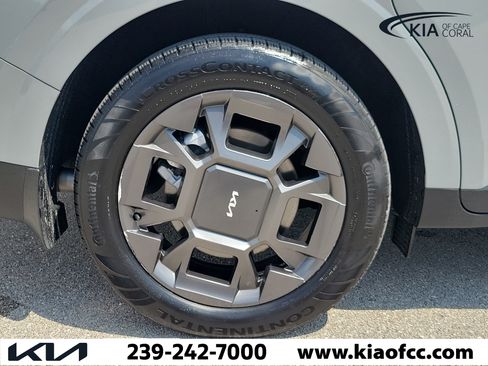 Certified 2025 Kia Carnival EX FWD image 9