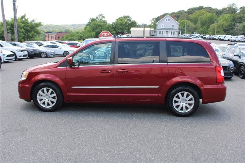 Used 2013 Chrysler Town & Country Touring FWD image 4