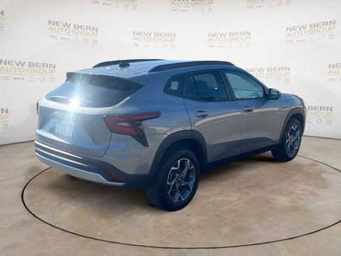 Used 2025 Chevrolet Trax LT w/ Driver Confidence Package image 5