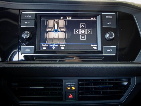 Used 2022 Volkswagen Jetta SE image 4