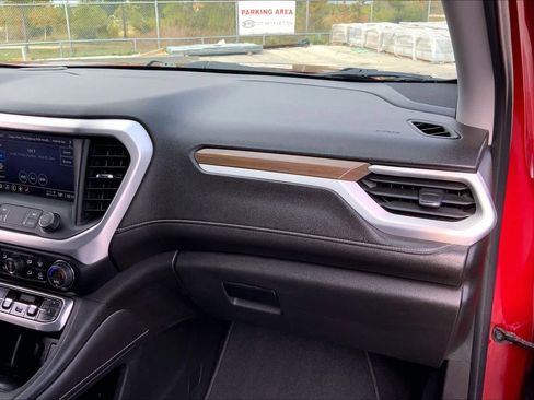 Used 2021 GMC Acadia SLE image 17