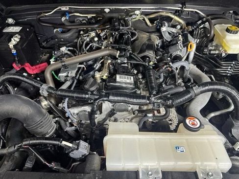 Used 2025 Toyota Tacoma SR5 AWD/4WD image 9