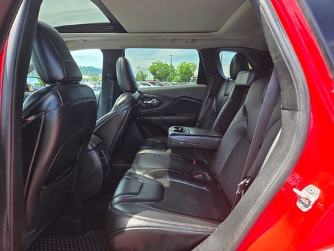Used 2019 Jeep Cherokee Trailhawk w/ Comfort/Convenience Group AWD/4WD image 18