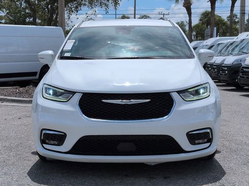 Used 2021 Chrysler Pacifica Touring-L FWD image 3
