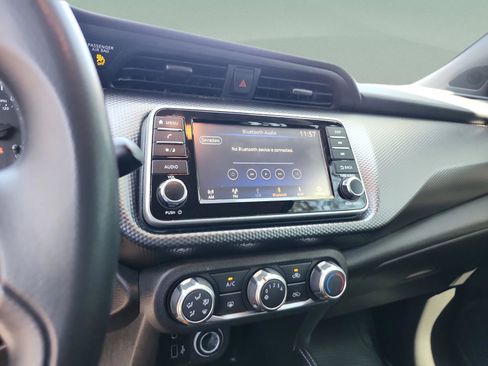 Used 2019 Nissan Kicks S image 11