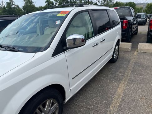 Used 2010 Chrysler Town & Country Limited w/ Entertainment Group #3 FWD image 7