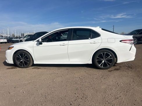 Used 2020 Toyota Camry SE w/ Convenience Package image 2