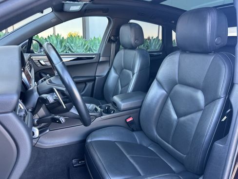 Certified 2023 Porsche Macan AWD/4WD image 6