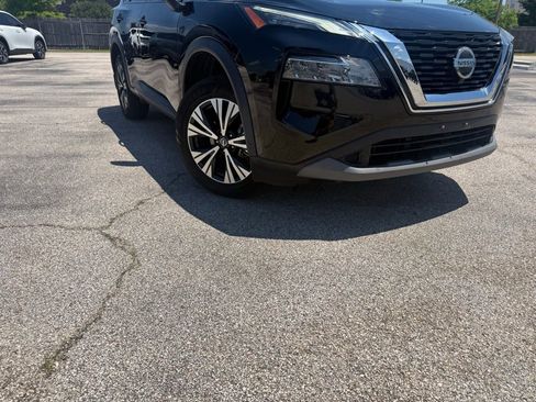 Used 2021 Nissan Rogue SV FWD image 2