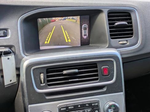 Used 2018 Volvo S60 T5 Inscription image 12