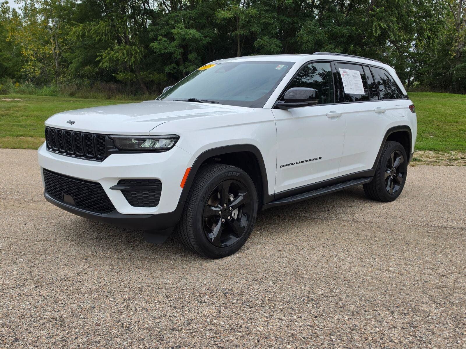 Used 2025 Jeep Grand Cherokee Altitude AWD/4WD image 3