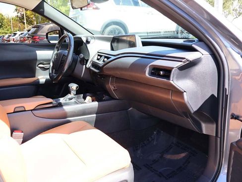 Used 2019 Lexus UX 200 image 28