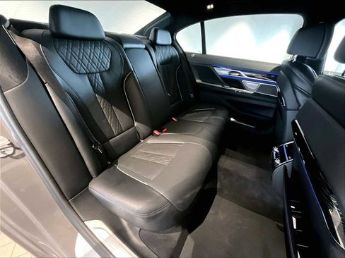 Used 2022 BMW 750i xDrive w/ M Sport Package image 31