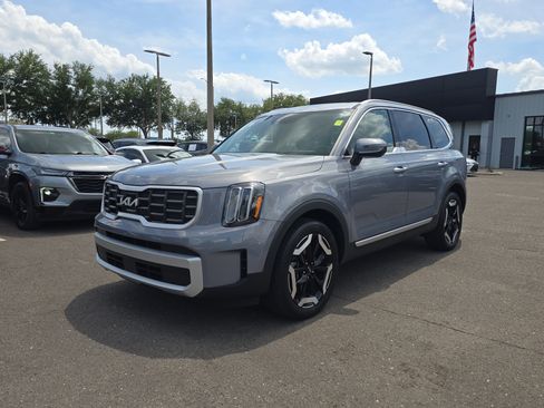 Used 2025 Kia Telluride S FWD image 3