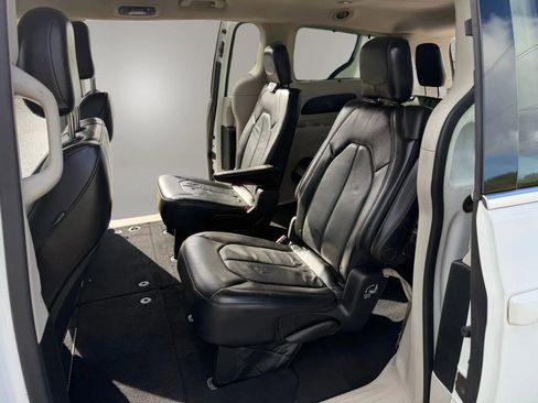 Used 2018 Chrysler Pacifica Touring-L FWD image 17
