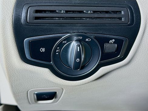 Used 2022 Mercedes-Benz GLC 300 4MATIC image 17