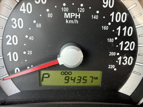 Used 2008 Hyundai Entourage GLS FWD image 8