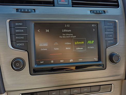 Used 2016 Volkswagen Golf S image 19