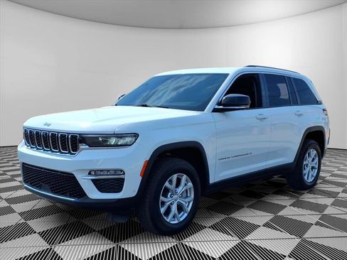 Used 2023 Jeep Grand Cherokee Limited w/ Luxury Tech Group II image 4